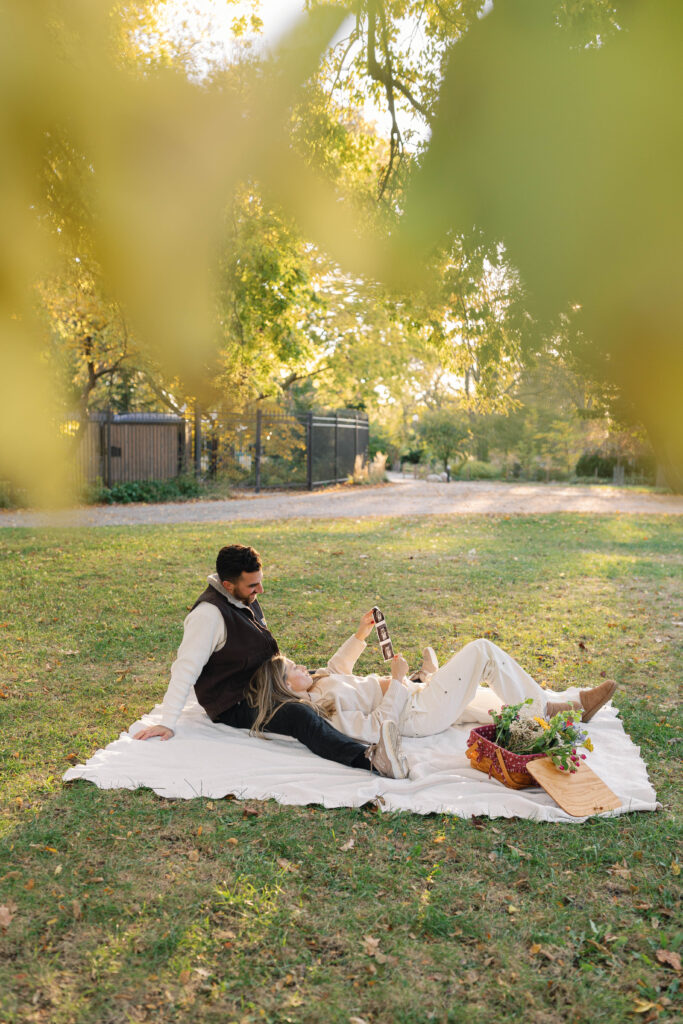 picnic photoshoot for maternity photos, maternity session, chicago maternity photos