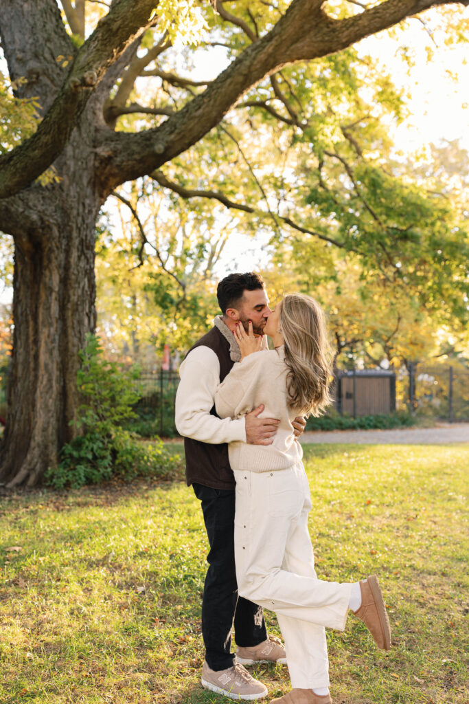 romantic couple photos, lincoln park couple session, lincoln park chicago